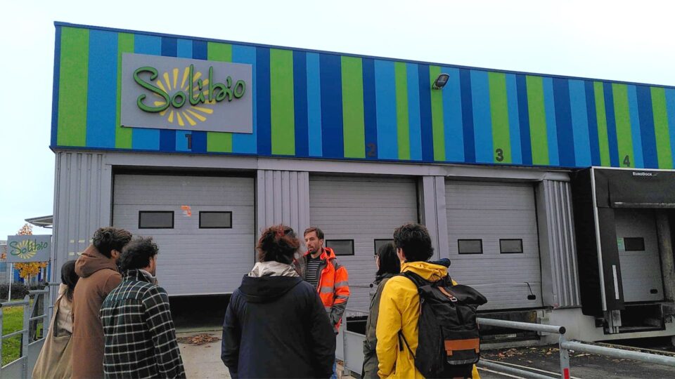 un groupe visite Solibio avec Ludovic Lay directeur